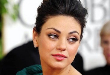 Mila Kunis, salva un cinquantenne
