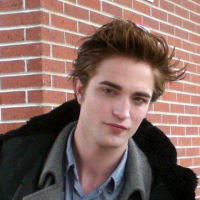 Tutte pazze per Robert Pattinson: L’ attore simbolo fa breccia nel cuore di giovani ragazze